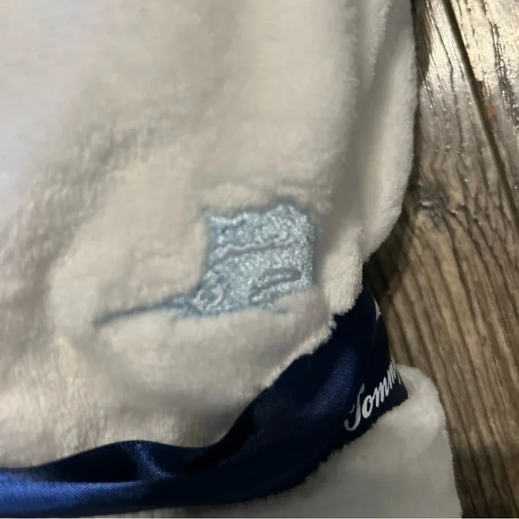 Tommy Bahama White Plush Robe with Navy Accents New - Picture 4 of 5